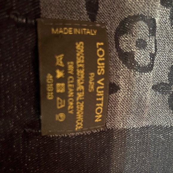 Louis Vuitton Monogram Shawl - Picture 3 of 3